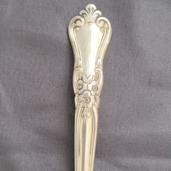 Vintage Wm. Rogers Oneida Ltd. Silver Plated Floral Serving Spoon - Picture 2 of 5